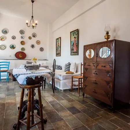 Venus' Hug In Plaka *