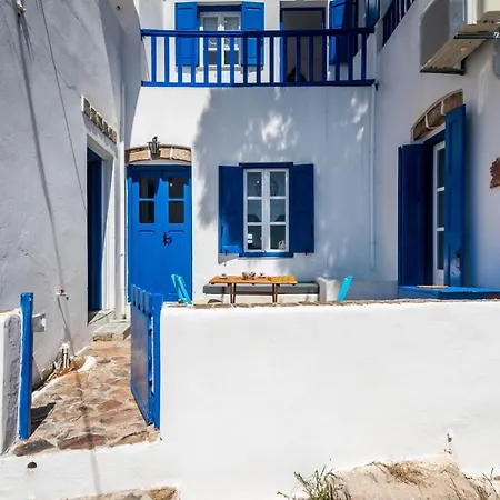 Venus' Hug In Plaka * Plaka (Milos)