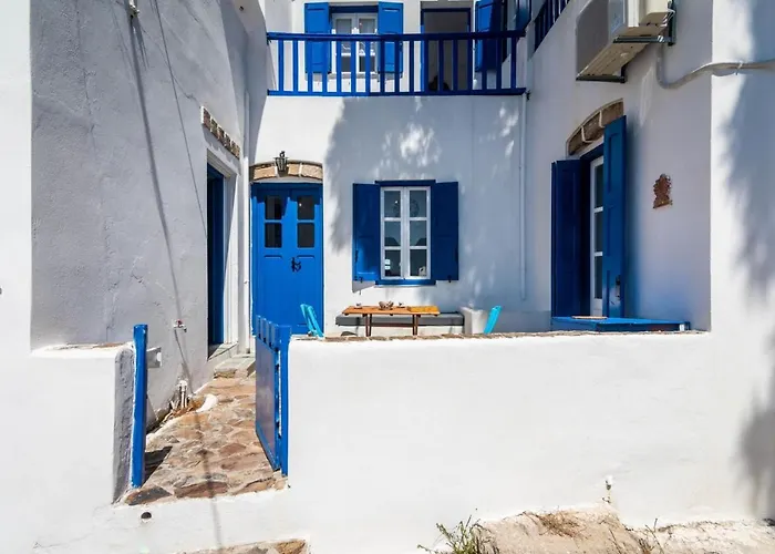 Venus' Hug In Plaka * Plaka (Milos)